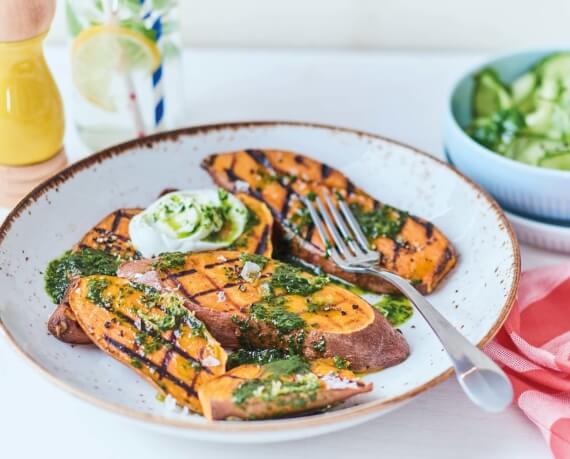 Gegrillte Süßkartoffel mit Minz-Dip