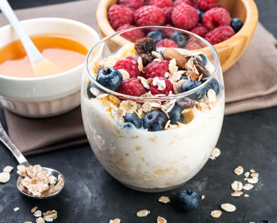 Müsli mit Joghurt und Beeren