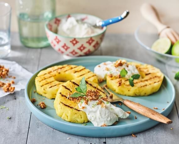 Ananas mit Kokos-Creme und Krokant