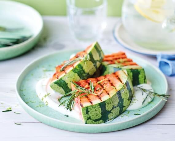 Wassermelone mit Honig-Joghurt und frittiertem Rosmarin