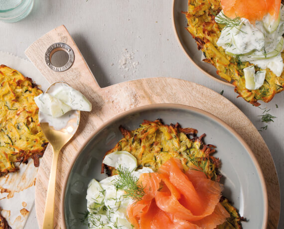 Kartoffel-Zucchini-Puffer mit Räucherlachs und Gurkensalat