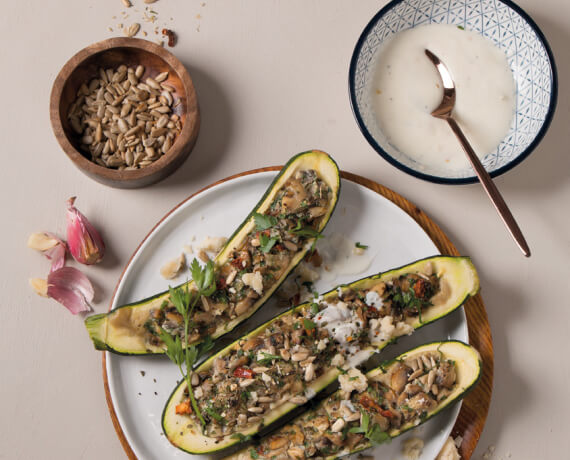 Gefüllte Zucchini mit gebratenen Pilzen und Knoblauchjoghurt