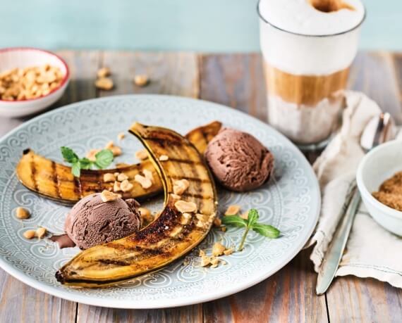 Gegrillter Banana Split mit Schokoladen-Eis und Erdnüssen