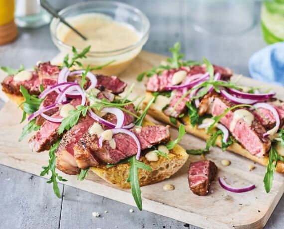 Rib-Eye-Steak mit Rucola Salat und Parmesan Dressing