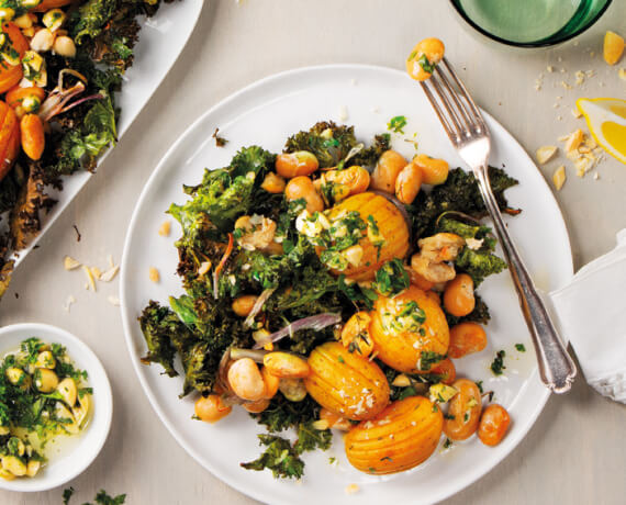 Grünkohl vom Blech mit Fächerkartoffeln und Gremolata