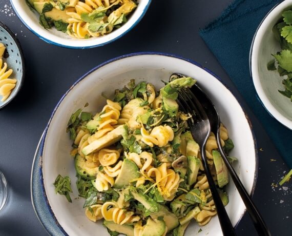 Avocado-Pasta mit Zucchini und Sesam