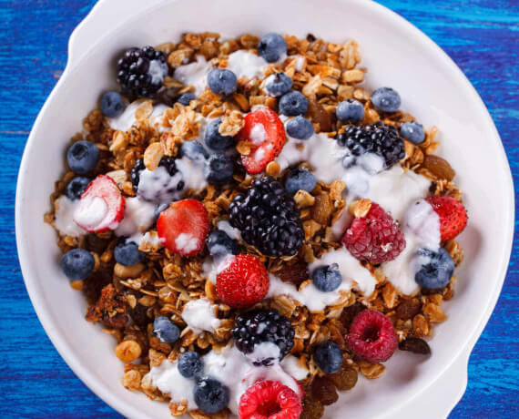 Joghurt mit Müsli und Waldfrüchten