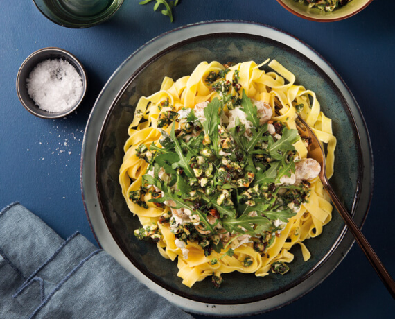 Tagliatelle mit weißen Bohnen, Rucola und Haselnusspesto