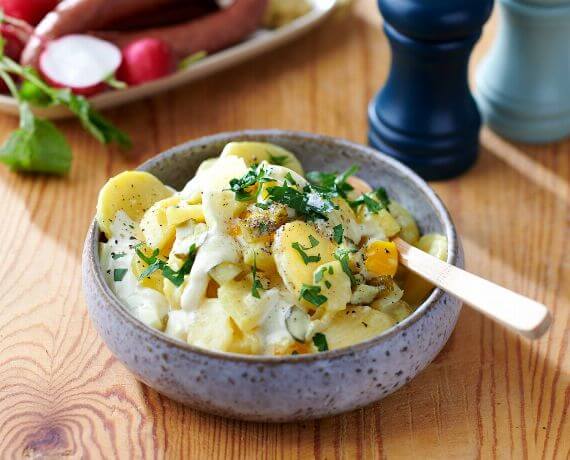 Klassischer Kartoffelsalat mit Mayonnaise