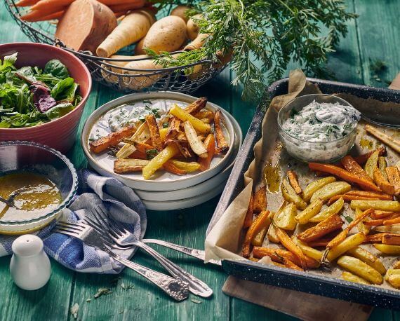 Bunte Pommes mit Kräuterquark und knackig-fruchtigem Blattsalat