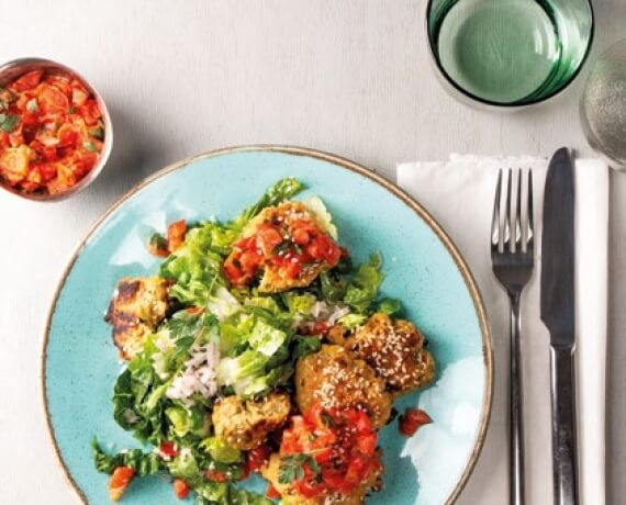 Falafel mit Paprikasalsa und Eisbergsalat