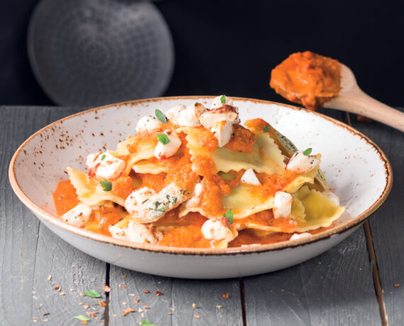 Ricotta-Spinat-Ravioli mit Paprikasauce und mariniertem Mozzarella