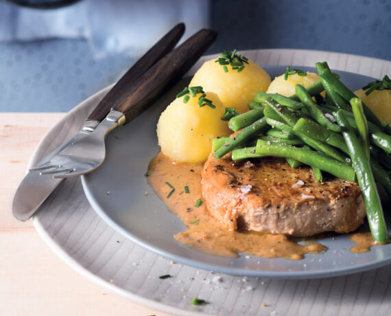 Schwein mit Kartoffelklößen und Butterböhnchen