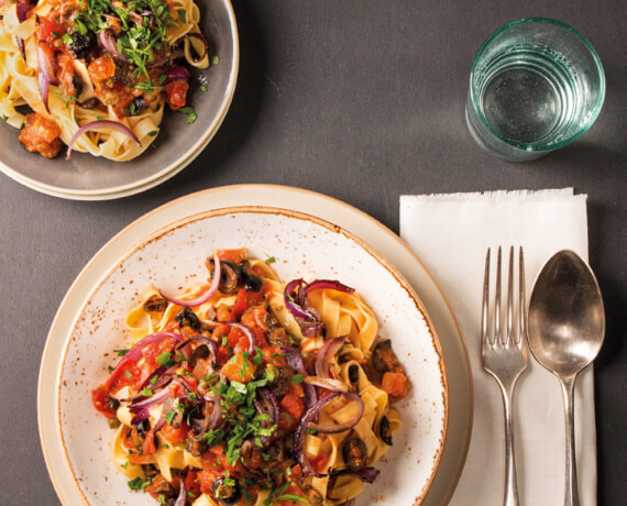 Tagliatelle alla puttanesca vegetariana