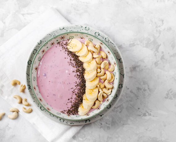 Beerenjoghurt mit Bananen und Cashewkernen