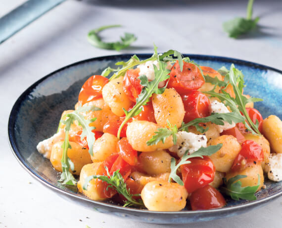 Gnocchipfanne mit Karamelltomaten und Limetten-Mozzarella-Topping