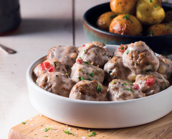 Köttbullar in Preiselbeersauce mit geschwenkten Petersilienkartoffeln