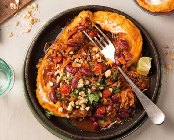 Hackfleisch-Chili mit Süßkartoffelpüree und Erdnuss