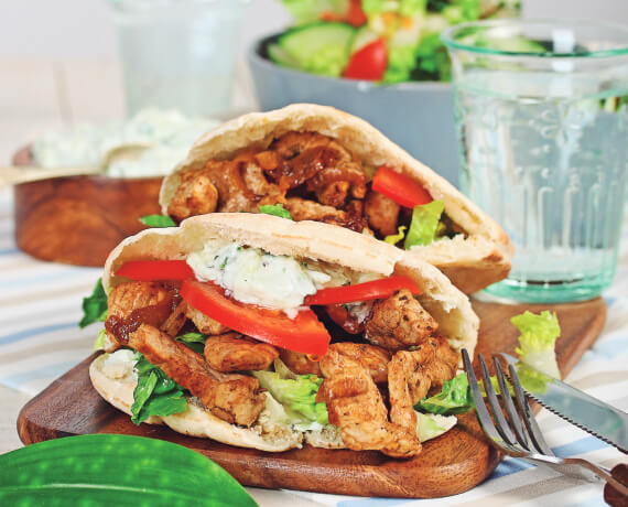 Gyros Pita mit Zaziki und Salat