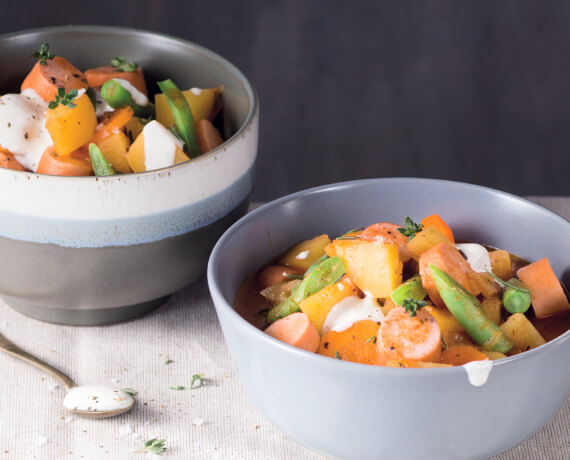 Kartoffelgulasch mit Würstchen und saurer Sahne