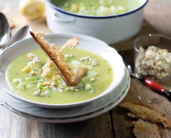 Feine Gemüsesuppe mit Cashew-Kräuter-Crostini