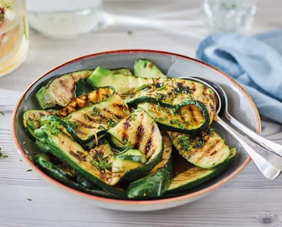 Gegrillte Zucchini mit Kräuter-Zitronen-Öl