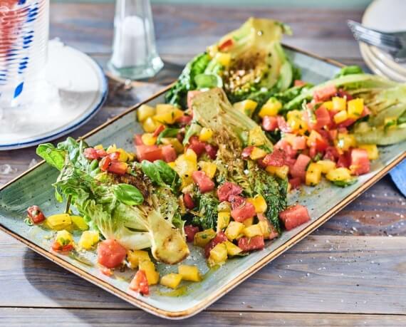 Gegrillter Römersalat mit Salsa aus Melonen und Tomaten