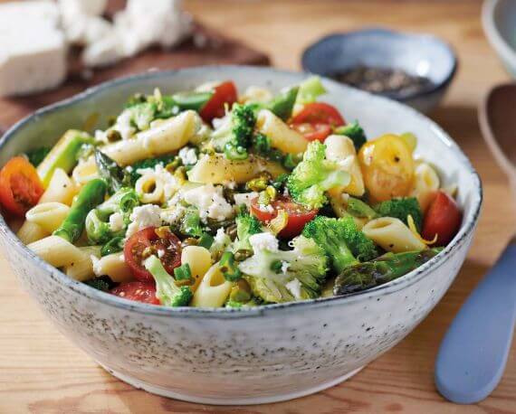 Nudelsalat mit Tomaten, Spargel, Pistazien und Feta