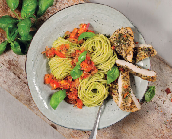 Spaghetti mit Basilikumcreme, Tomatenragout und mediterrane Scaloppine