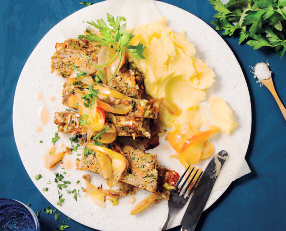 Gemüsehackbraten mit Kartoffelpüree und geschmorten Äpfeln und Zwiebeln