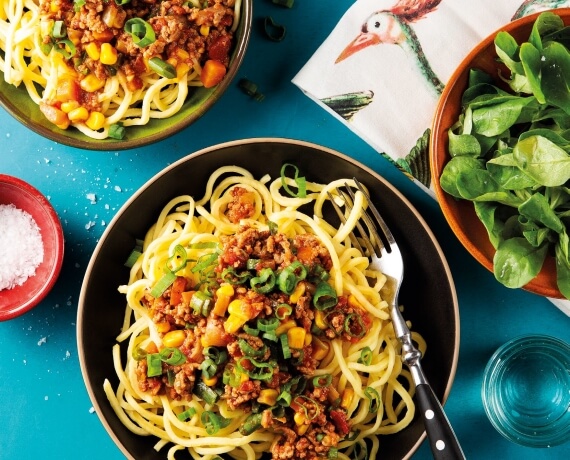 Spaghetti mit bunter Mais-Bolognese und Feldsalat mit Honigvinaigrette