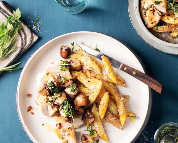 Rosmarinhähnchen mit Parmesanpommes, Champignons und Kräuter-Knoblauch-Öl