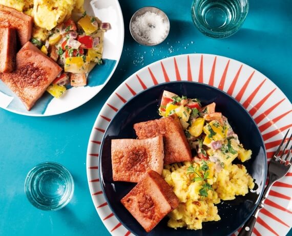 Leberkäse mit Paprika-Senf-Gemüse und Kartoffel-Zwiebel-Püree