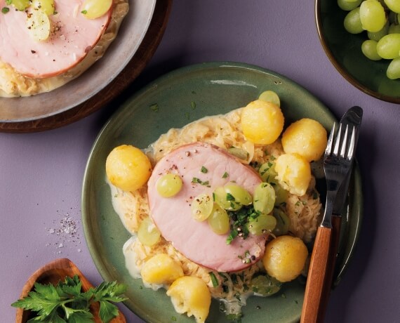 Kasseler mit Choucroute elsässischem Rahmsauerkraut, Trauben und Mini-Klößen