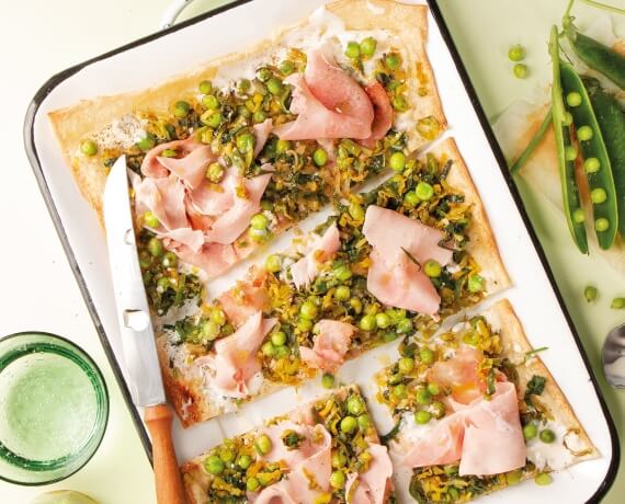 Flammkuchen mit Prosciutto cotto, frischen Erbsen und Lauch