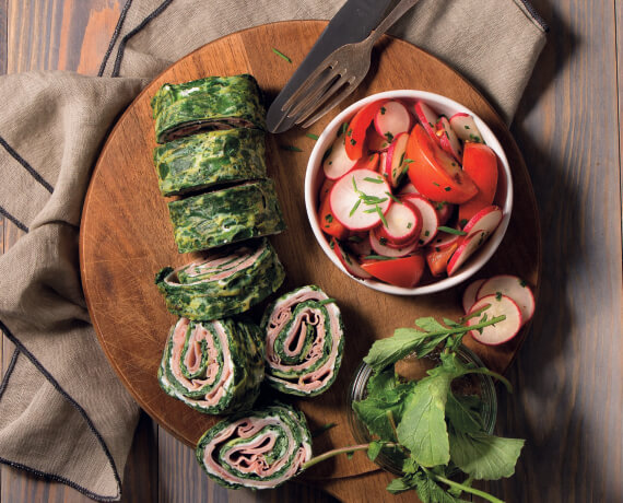 Spinatrolle mit Kochschinken und Radieschen-Tomaten-Salat