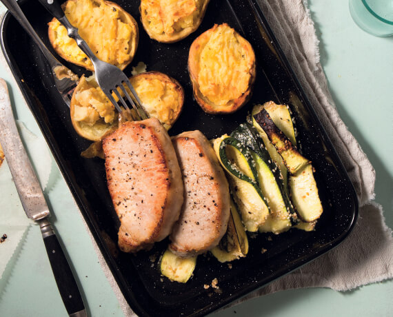 Schweineschnitzel mit doppelt gebackener Kartoffel und Sesamzucchini