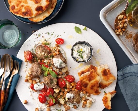 Feta-Meatballs mit Kichererbsen und Honigtomaten vom Blech, Flat Bread und Minzdip