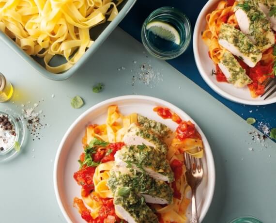 Hähnchenschnitzel in Parmesan-Kräuter-Mantel auf Tagliatelle und Tomatensauce