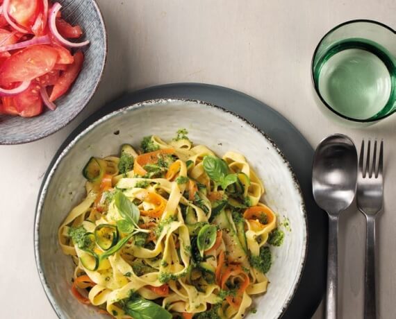 Bunte Pasta mit Basilikumpesto und Tomatensalat