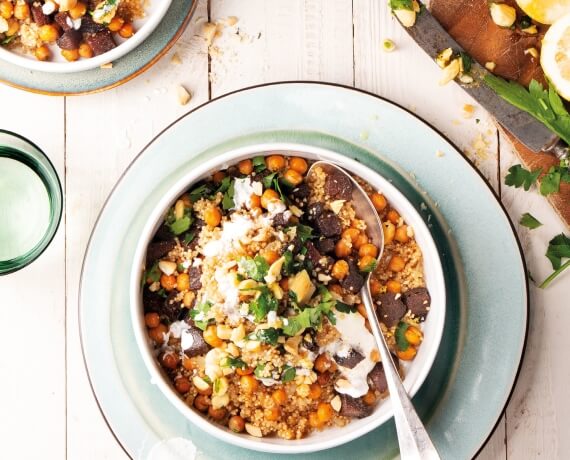 Quinoa-Risotto mit Rote-Bete-Kichererbsen-Gemüse aus dem Ofen und Mandel-Petersilien-Gremolata