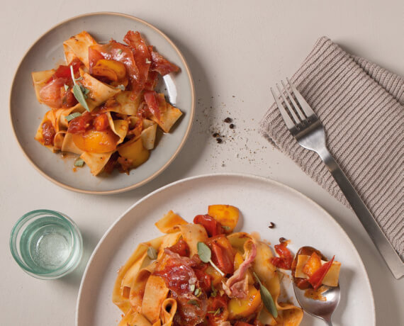 Tagliatelle mit Letscho und Serrano-Schinken