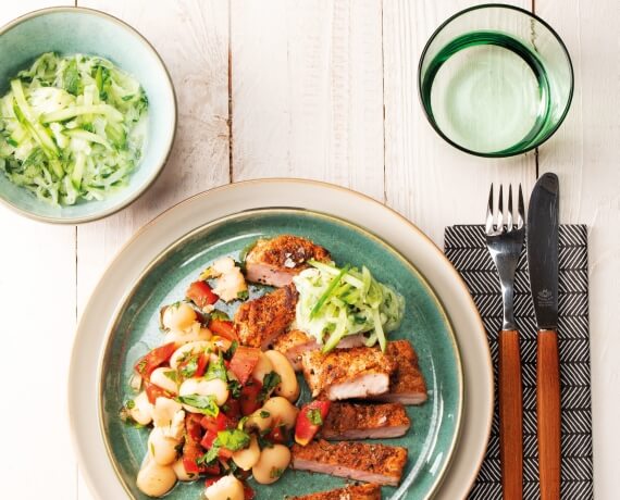 Griechisches Schnitzel mit Bohnensalat und Gurkensalsa