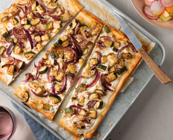 Flammkuchen mit Zucchini, Honigzwiebeln und Apfel-Radieschen-Salat