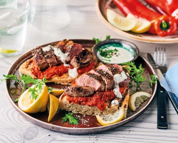 Lammlachs mit Ajvar und Fladenbrot