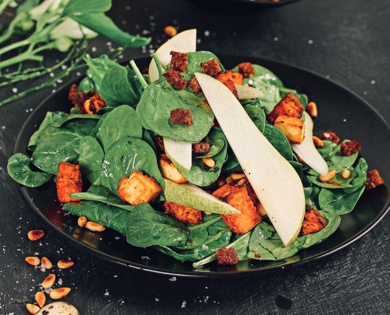 Spinatsalat mit Pinienkernen, gebackener Süßkartoffel und Feta