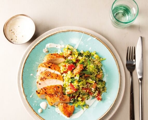 Hähnchen mit Brokkoli-Bulgursalat und Knoblauchjoghurt