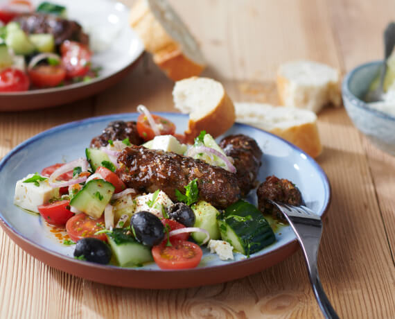 Cevapcici mit griechischem Salat