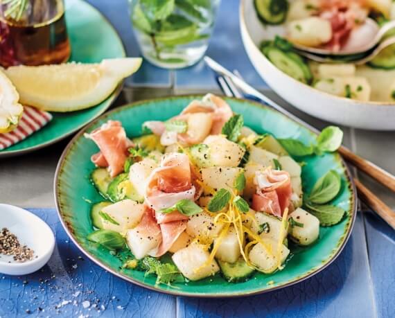 Fruchtiger Melonensalat mit Serranoschinken