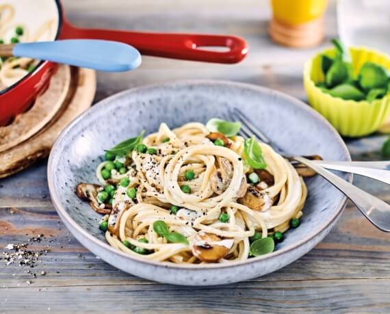 Spaghetti mit Erbsen-Pilzsoße und Basilikum